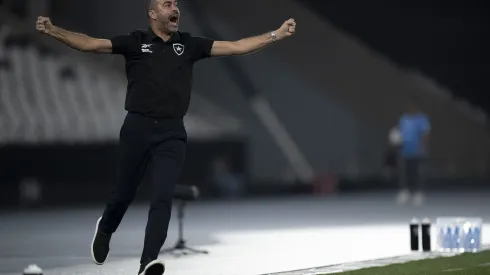 Artur Jorge dirige o líder do Brasileiro no momento.