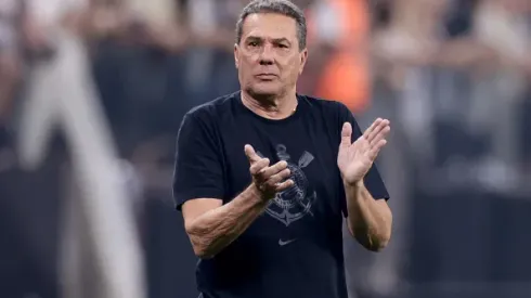 SAO PAULO, BRAZIL - SEPTEMBER 26: Vanderlei Luxemburgo, head coach of Corinthians gestures during the first leg of Copa CONMEBOL Sudamericana semifinal between Corinthians and Fortaleza at Neo Quimica Arena on September 26, 2023 in Sao Paulo, Brazil. (Photo by Alexandre Schneider/Getty Images)