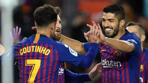 Suárez e Coutinho comemoram, juntos, gol pelo Barcelona. 
