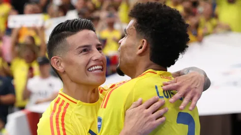 James e os jogadores da Colômbia. Foto: Jamie Squire/Getty Images
