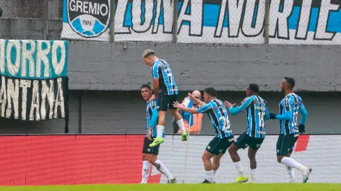 Jogadores do Grêmio comemorando gol na vitória contra o Operário pela Copa Do Brasil 2024. Foto: Luiz Erbes/AGIF