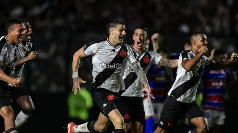 Jogadores do Vasco comemoram classificação diante do Fortaleza. Foto: Thiago Ribeiro/AGIF
