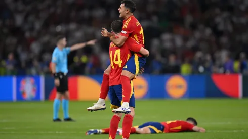 Aymeric Laporte e Martin Zubimendi da Espanha celebrando título da Eurocopa. (Foto de Stu Forster/Getty Images)