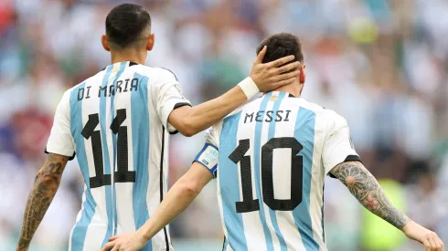 Messi e Di Maria em partida da Copa do Mundo de 2022. (Foto: Catherine Ivill/Getty Images)

