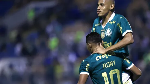 SP - BARUERI - 08/02/2024 - PAULISTA 2024, PALMEIRAS X ITUANO - Rony jogador do Palmeiras comemora seu gol com Jhon Jhonjogador da sua equipe durante partida contra o Ituano no estadio Arena Barueri pelo campeonato Paulista 2024. Foto: Marcello Zambrana/AGIF