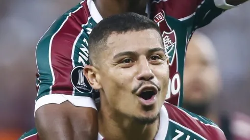 André comemora gol pelo Fluzão. Volante está de saída e diretoria define substituto.
