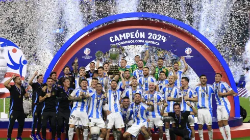 Argentina comemorando a taça da Copa América 2024. (Foto de Buda Mendes/Getty Images)
