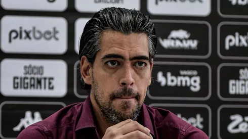 RJ - RIO DE JANEIRO - 13/07/2023 - VASCO, APRESENTACAO GARY MEDEL - O dirigente Paulo Bracks fala aos jornalistas durante apresentacao oficial de Gary Medel como jogador do Vasco em coletiva de imprensa realizada no CT Moacyr Barbosa.