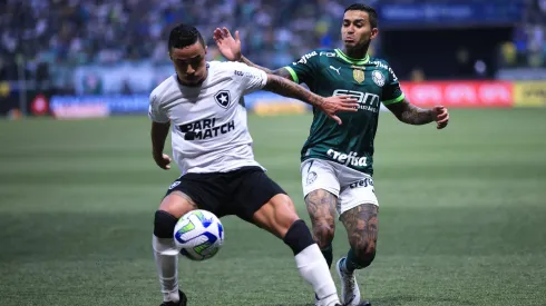 Dudu jogador do Palmeiras disputa lance com jogador do Botafogo durante partida no estadio Arena Allianz Parque pelo campeonato BRASILEIRO A 2023. 
