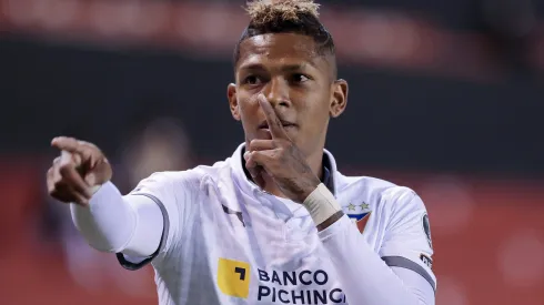 Santos fecha contratação com novo atacantE Billy Arce