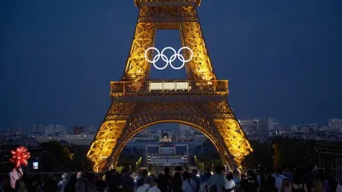 Torre Eiffel decorada com os anéis olímpicos
