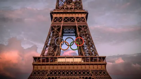 Torre Eiffel decorada com os anéis olímpicos em Paris
