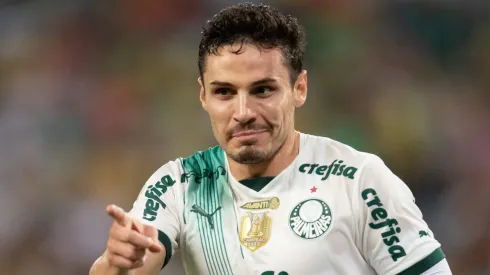 Neto ergue a moral de Veiga, do Palmeiras.
