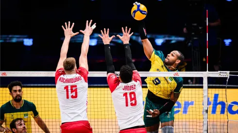 Leal atacando contra a Polônia na Liga das Nações. Foto: FIVB
