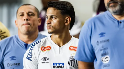 Weslley Patati, jogador do Santos, durante partida contra o Goias no estadio Vila Belmiro pelo campeonato Brasileiro B 2024. Foto: Abner Dourado/AGIF
