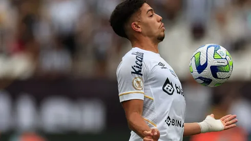 RIO DE JANEIRO, BRAZIL - NOVEMBER 26: Nonato of Santos controls the ball during the match between Botafogo and Santos as part of Brasileirao 2023 at Estadio Olímpico Nilton Santos at Estadio Olímpico Nilton Santos on November 26, 2023 in Rio de Janeiro, Brazil. (Photo by Buda Mendes/Getty Images)