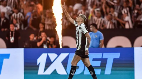 Tiquinho Soares comemorando o gol da vitória do Botafogo
