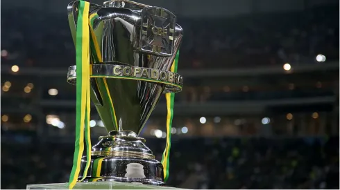 Foto: Friedemann Vogel/Getty Images - Troféu da Copa do Brasil.