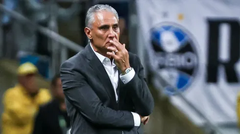 Tite, técnico do Flamengo, durante partida contra o Grêmio no estádio Arena do Grêmio pelo Brasileirão Série A 2023. Foto: Maxi Franzoi/AGIF
