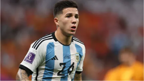 Foto: Catherine Ivill/Getty Images - Enzo Fernández em jogo da Argentina.
