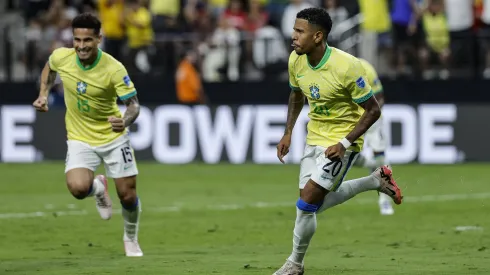 Savinho comemorando gol pela Seleção Brasileira. (Foto de Kevork Djansezian/Getty Images)
