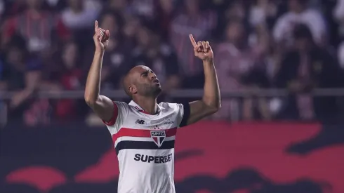 Lucas jogador do São Paulo comemorando seu gol contra o Gremio no estadio Morumbi 
