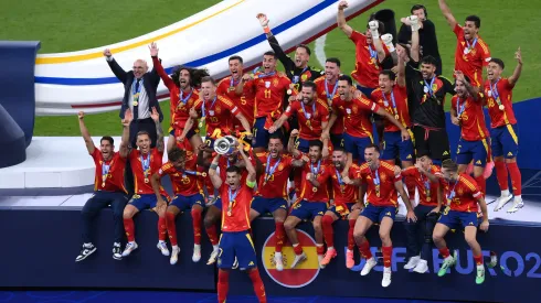 Cucurella comemorando título com seus companheiros. (Foto de Justin Setterfield/Getty Images)
