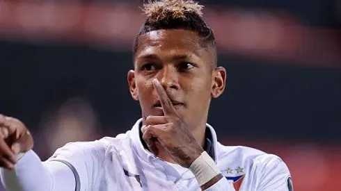 Billy Arce comemorando gol durante partida entre LDU-EQU e São Paulo, no Estádio Rodrigo Paz Delgado, pela Copa Libertadores da América, no dia 22/09/2020. Foto: Franklin Jacome/Getty Images
