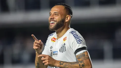 Guilherme comemorando gol marcado na Série B
