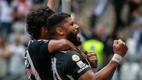 Hulk e Scarpa comemorando o primeiro gol do Atlético-MG
