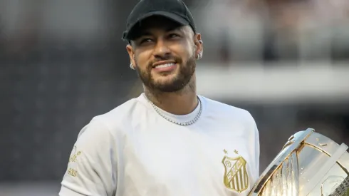 Neymar com o troféu do Campeonato Paulista antes da final entre Santos e Palmeiras, na Vila Belmiro, no dia 31/03/2024. 
