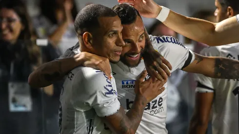 SP - SANTOS - 15/07/2024 - BRASILEIRO B 2024, SANTOS X ITUANO - Guilherme jogador do Santos comemora seu gol com Otero jogador da sua equipe durante partida contra o Ituano no estadio Vila Belmiro pelo campeonato Brasileiro B 2024. Foto: Reinaldo Campos/AGIF
