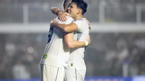 Dupla do Santos comemorando vitória sob o Coritiba na Vila Belmiro
