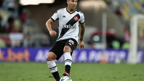 Mateus Carvalho tem sido titular no Vasco com Rafael Paiva
