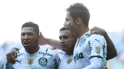 Raphael Veiga (à direita) recebeu proposta de 20 milhões de euros do Zenit, mas Palmeiras recusou
