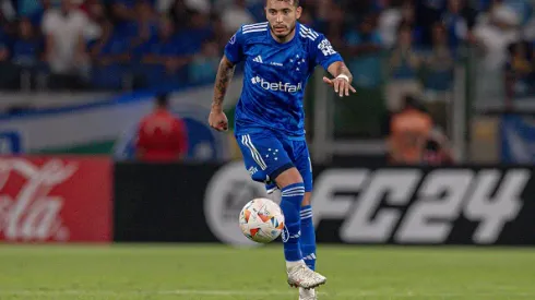 William Furtado of Cruzeiro controls the ball during the Copa CONMEBOL
