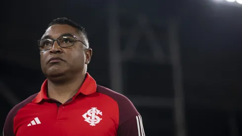 RJ - RIO DE JANEIRO - 20/07/2024 - BRASILEIRO A 2024, BOTAFOGO X INTERNACIONAL - Roger Machado tecnico do Internacional durante partida contra o Botafogo no estadio Engenhao pelo campeonato Brasileiro A 2024. Foto: Jorge Rodrigues/AGIF