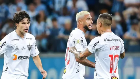 RS – Porto Alegre – 09/12/2021 – BRASILEIRO A 2021, GREMIO X ATLETICO-MG – Dodo jogador do Atletico-MG comemora seu gol com jogadores do seu time durante partida contra o Gremio no estadio Arena do Gremio pelo campeonato Brasileiro A 2021. 
