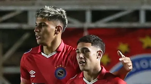 Gaston Veron, do Argentinos Juniors, comemora gol com Montiel. Lateral é alvo do Tricolor.