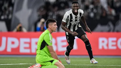 RJ – RIO DE JANEIRO – 20/07/2024 – BRASILEIRO A 2024, BOTAFOGO X INTERNACIONAL – Luiz Henrique jogador do Botafogo comemora seu gol durante partida contra o Internacional no estadio Engenhao pelo campeonato Brasileiro A 2024. Foto: Thiago Ribeiro/AGIF
