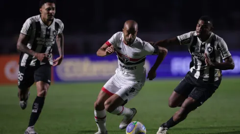 Jogadores de São Paulo e Botafogo na partida da décima nona rodada