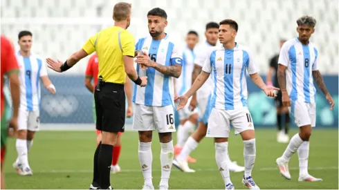 Foto: Tullio M. Puglia/Getty Images – Jogadores da Argentina reclamam com o árbitro.
