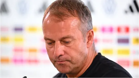 Foto: Stuart Franklin/Getty Images- Hansi Flick em coletiva de imprensa