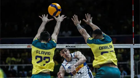 Flavio e Darlan em bloqueio contra a Itália na Liga das Nações. Foto: FIVB
