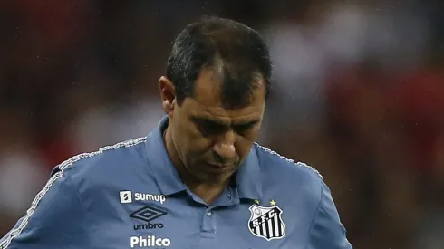Fábio Carille, treinador do Santos e que vive relação desgastada no Clube

