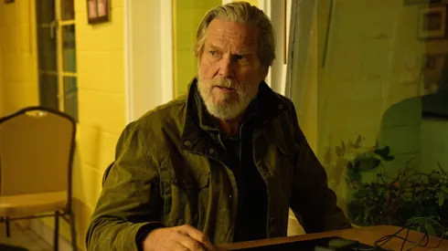 Jeff Bridges é o protagonista em "The Old Man" – Foto: Reprodução/Disney+
