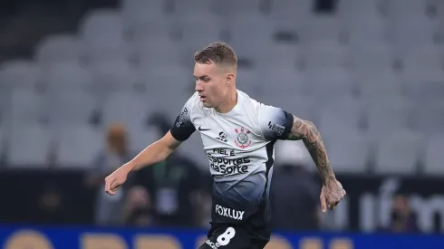 Volante durante a 1ª partida pelo Timão, contra o Grêmio