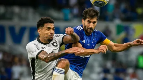 Lucas Silva disputa a bola pelo Cruzeiro. Foto: Fernando Moreno/AGIF
