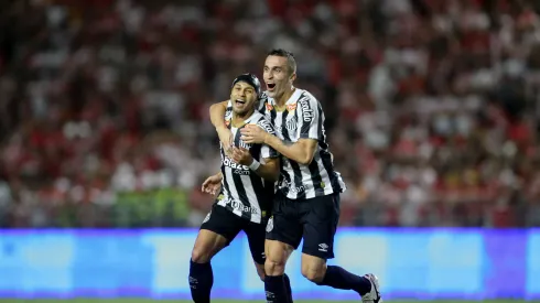 Serginho (à esquerda) comemora gol marcado pelo Santos
