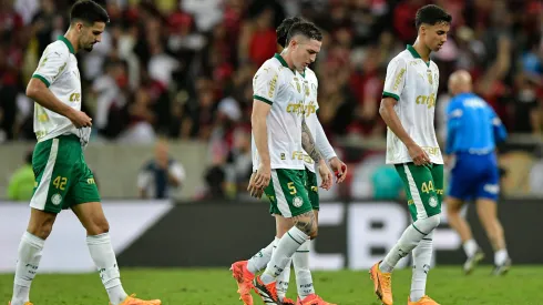 Flaco Lopez e seus companheiros do Palmeiras lamentam derrota ao final da partida contra o Flamengo no estadio Maracana – Brasileirão A 2024. 
